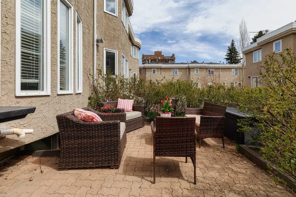 1124 14 Avenue SW Calgary AB t2r 0P2