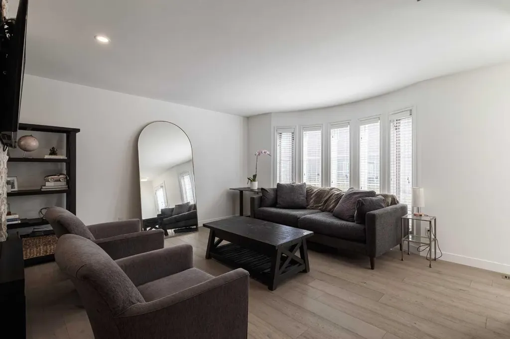 1124 14 Avenue SW Calgary AB t2r 0P2
