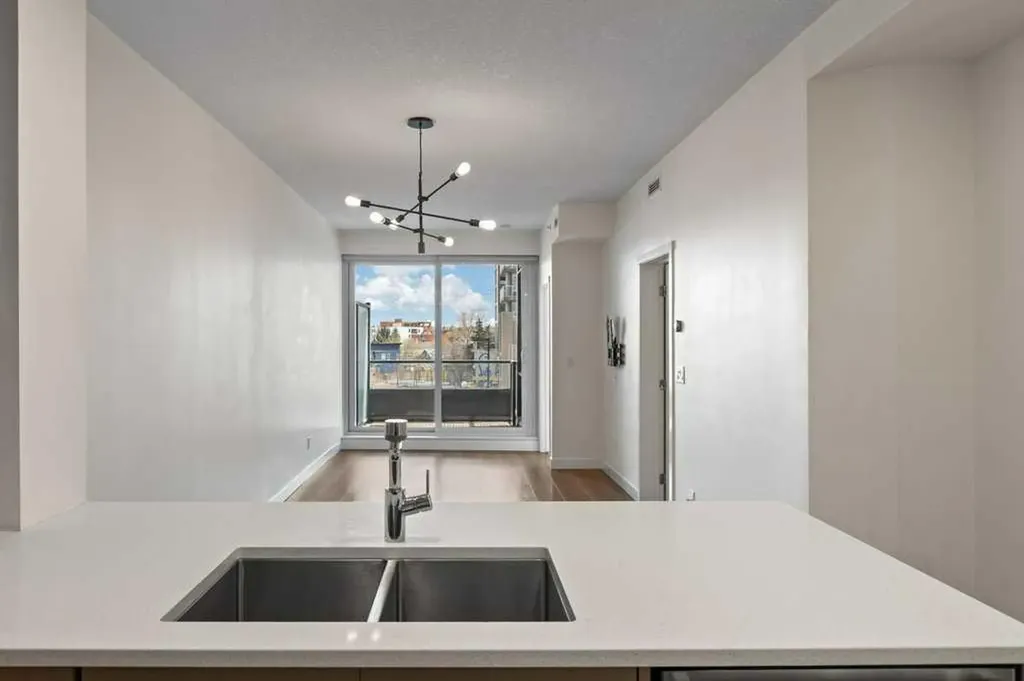 301 10 Street NW Calgary AB T2N 1V5