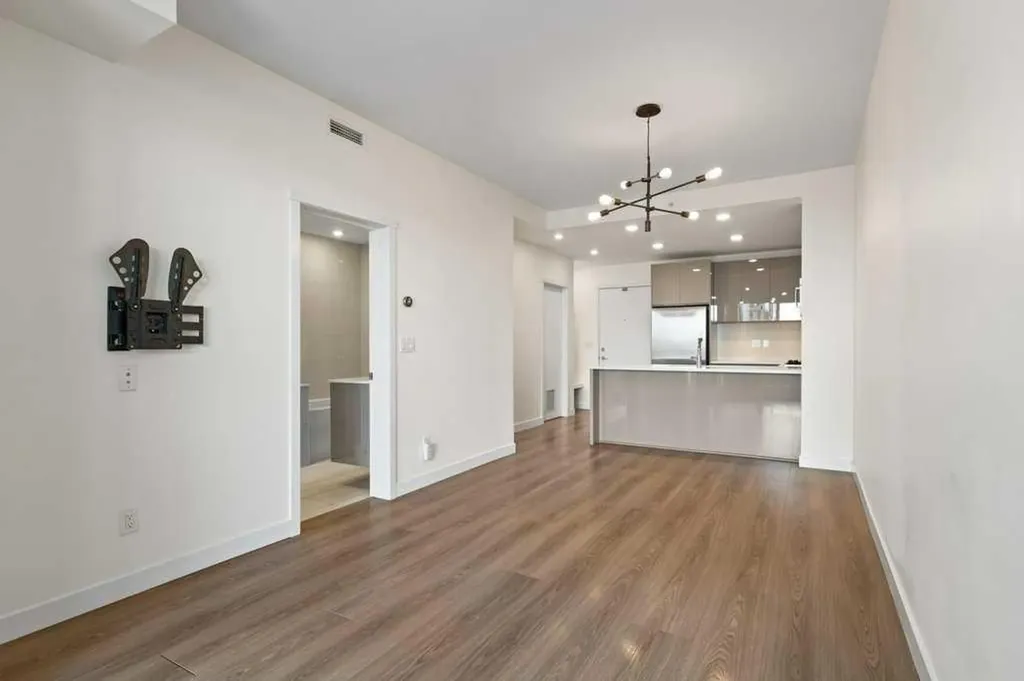 301 10 Street NW Calgary AB T2N 1V5