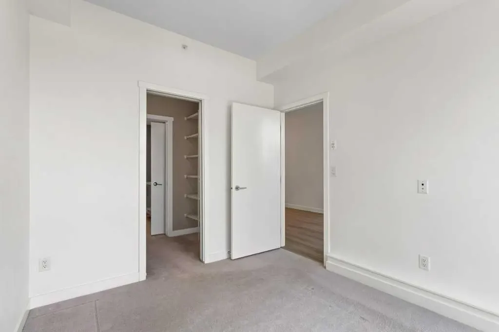 301 10 Street NW Calgary AB T2N 1V5