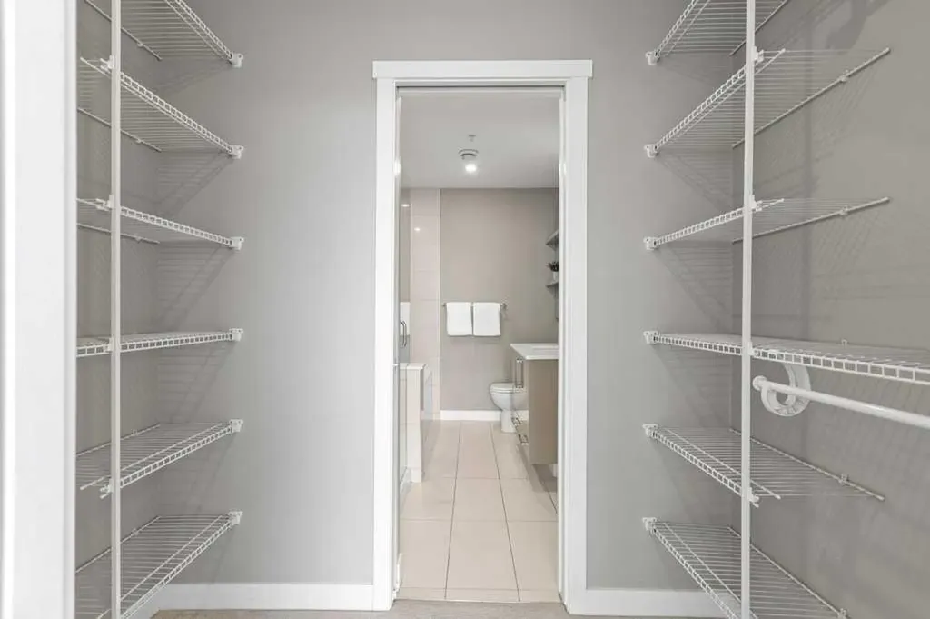 301 10 Street NW Calgary AB T2N 1V5