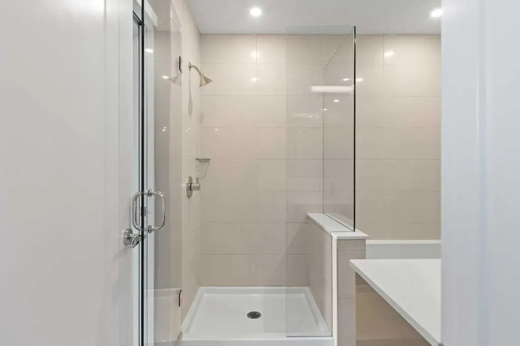 301 10 Street NW Calgary AB T2N 1V5