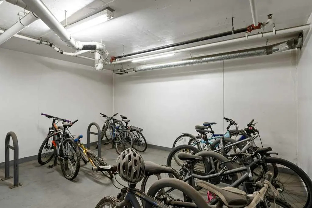 301 10 Street NW Calgary AB T2N 1V5