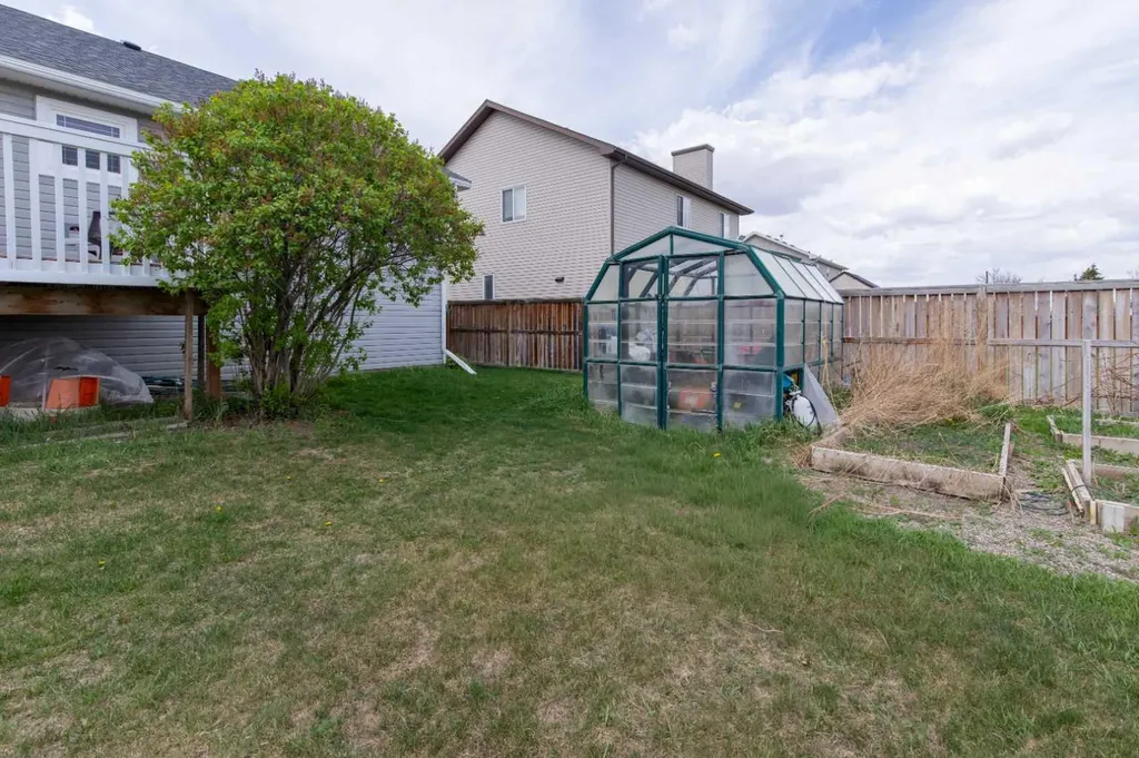 241 N 250 E Raymond AB T0K 2S0
