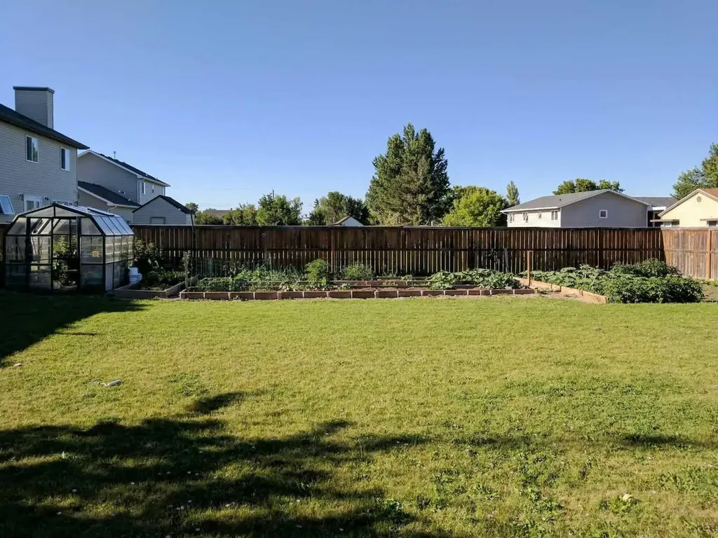 241 N 250 E Raymond AB T0K 2S0