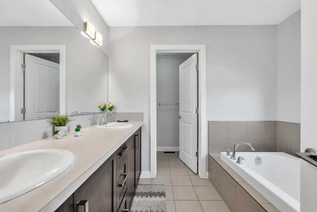 172 Sherwood Square NW Calgary AB T3R 0R8