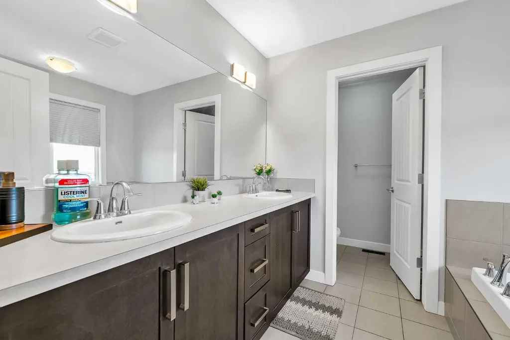172 Sherwood Square NW Calgary AB T3R 0R8