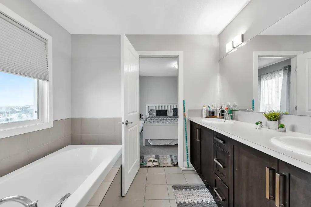 172 Sherwood Square NW Calgary AB T3R 0R8