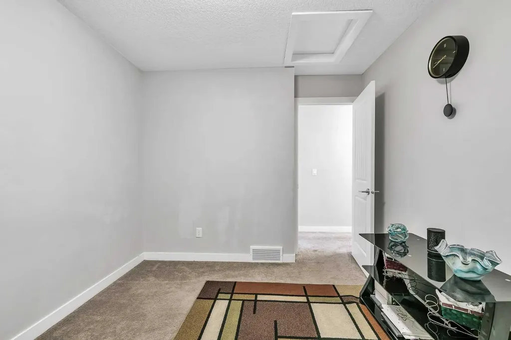 172 Sherwood Square NW Calgary AB T3R 0R8