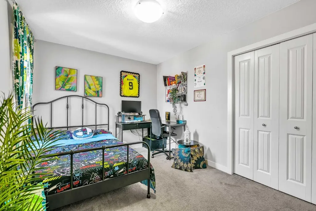 172 Sherwood Square NW Calgary AB T3R 0R8