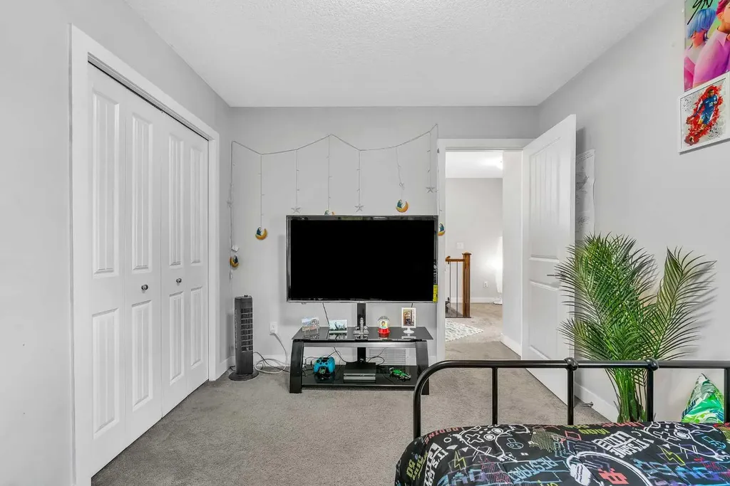 172 Sherwood Square NW Calgary AB T3R 0R8