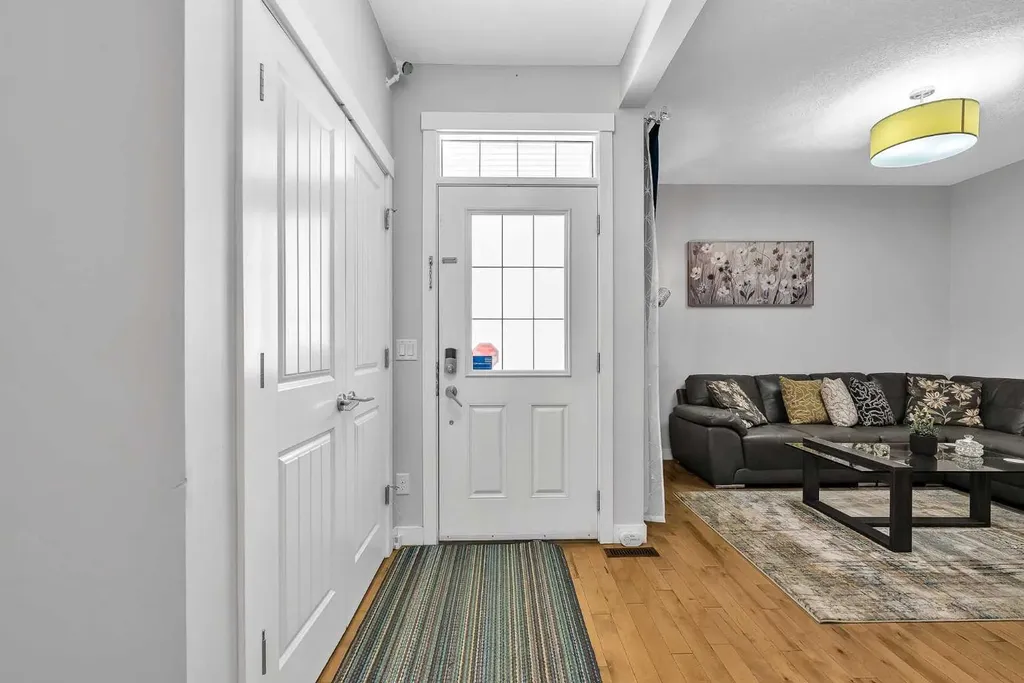 172 Sherwood Square NW Calgary AB T3R 0R8