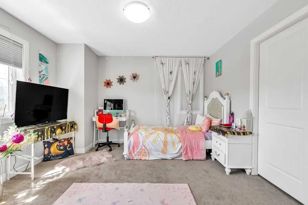 172 Sherwood Square NW Calgary AB T3R 0R8