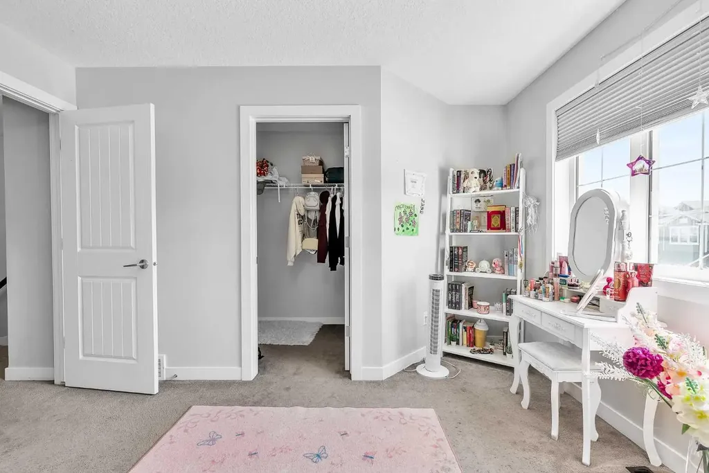 172 Sherwood Square NW Calgary AB T3R 0R8