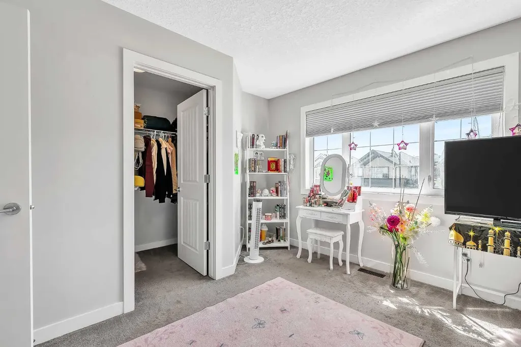 172 Sherwood Square NW Calgary AB T3R 0R8