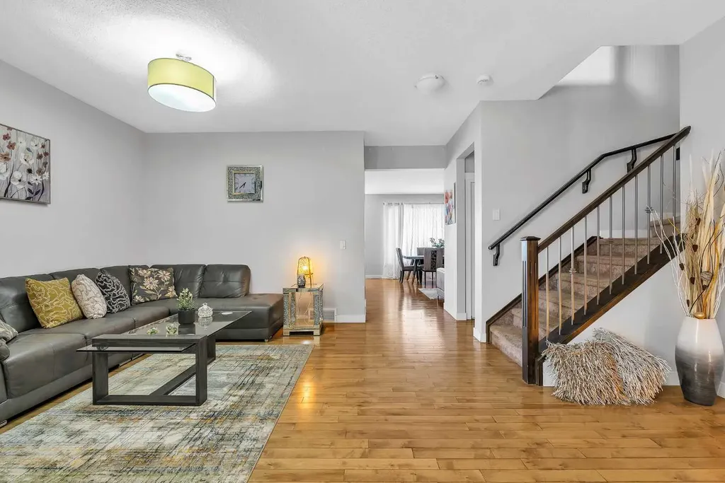 172 Sherwood Square NW Calgary AB T3R 0R8