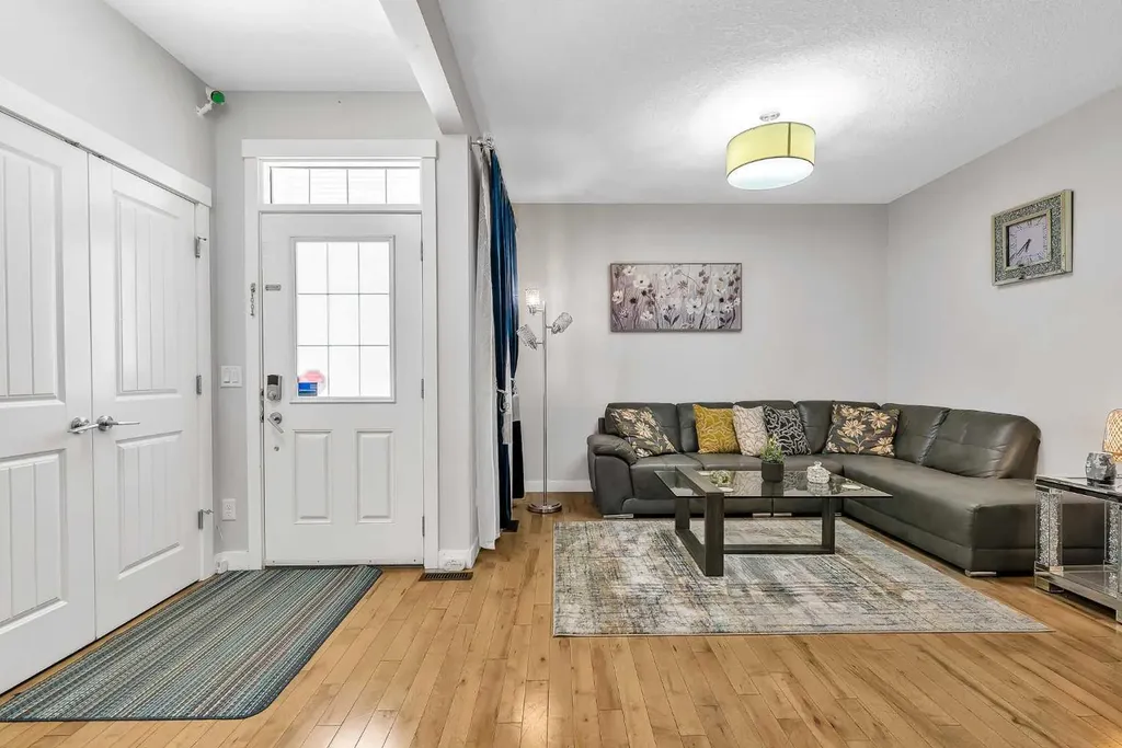 172 Sherwood Square NW Calgary AB T3R 0R8