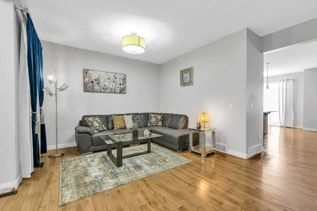 172 Sherwood Square NW Calgary AB T3R 0R8