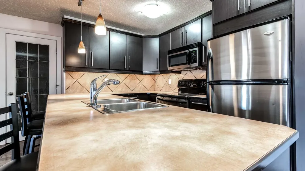 717 4a Street NE Calgary AB T2E 3W1