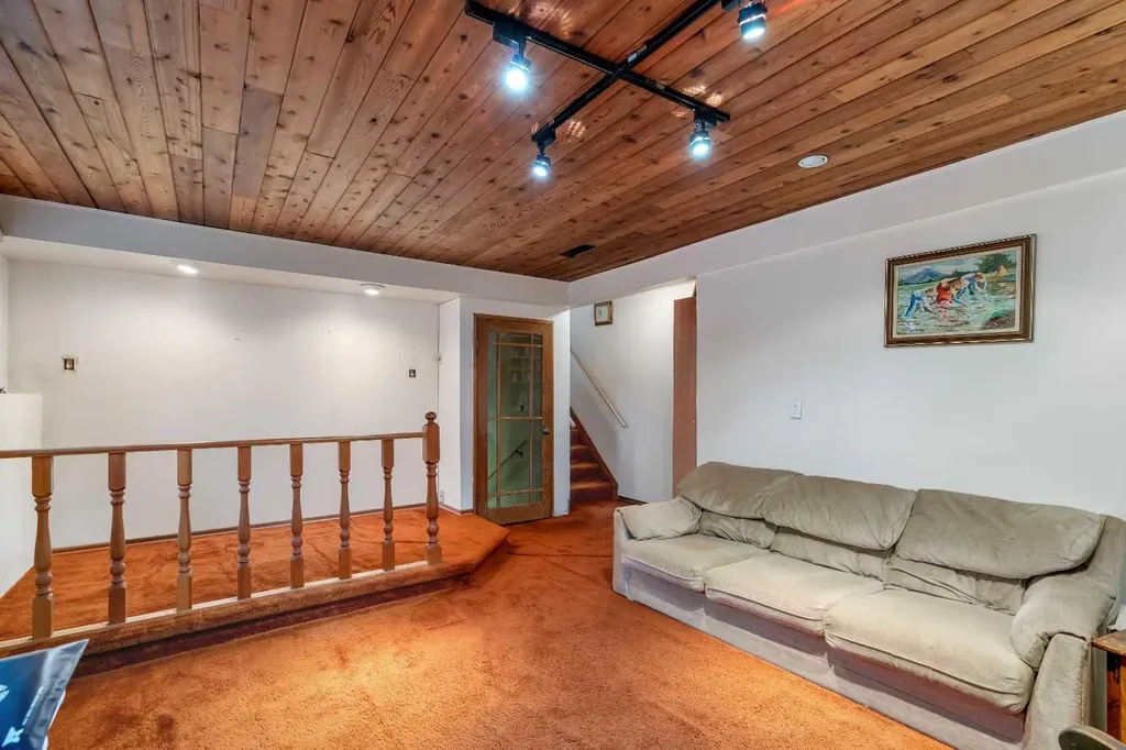 4623 31 Avenue NE Calgary AB T1Y 1G8