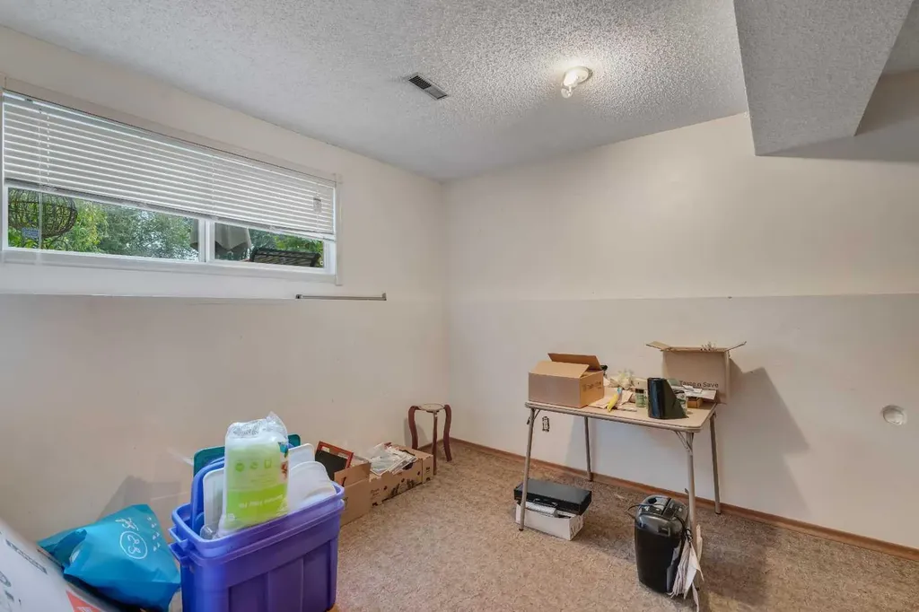 4623 31 Avenue NE Calgary AB T1Y 1G8