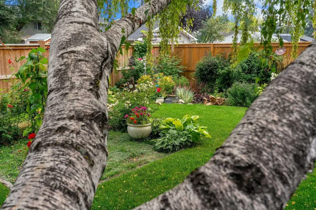 4623 31 Avenue NE Calgary AB T1Y 1G8