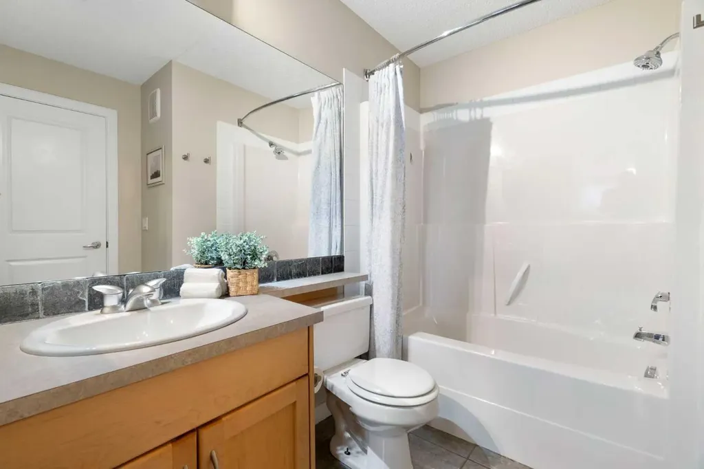 2233 34 Avenue SW Calgary AB T2T 6N2
