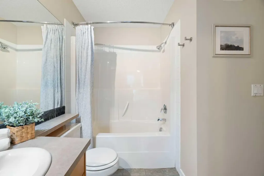 2233 34 Avenue SW Calgary AB T2T 6N2