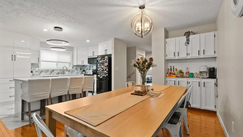 2416 Woodview Drive SW Calgary AB T2W 4X7