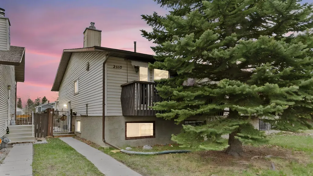 2416 Woodview Drive SW Calgary AB T2W 4X7