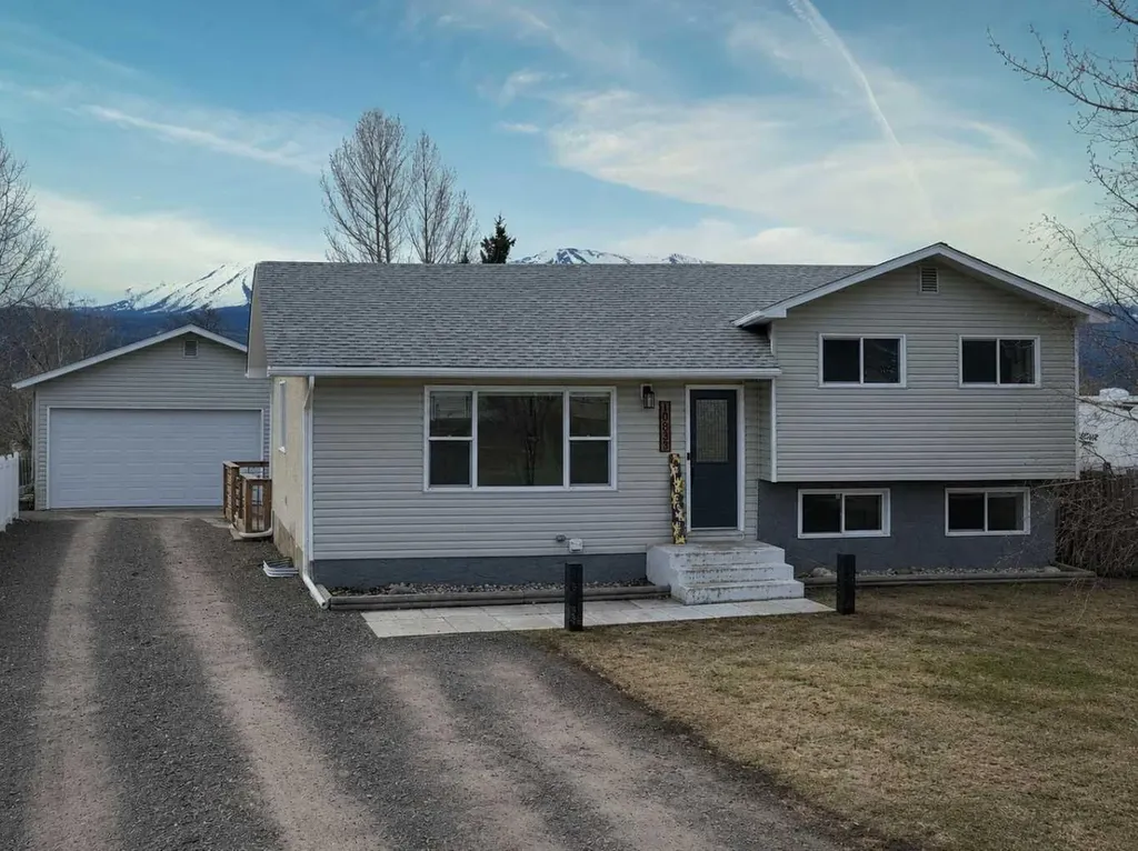 10833 99 Avenue Grande Cache AB T0E0Y0