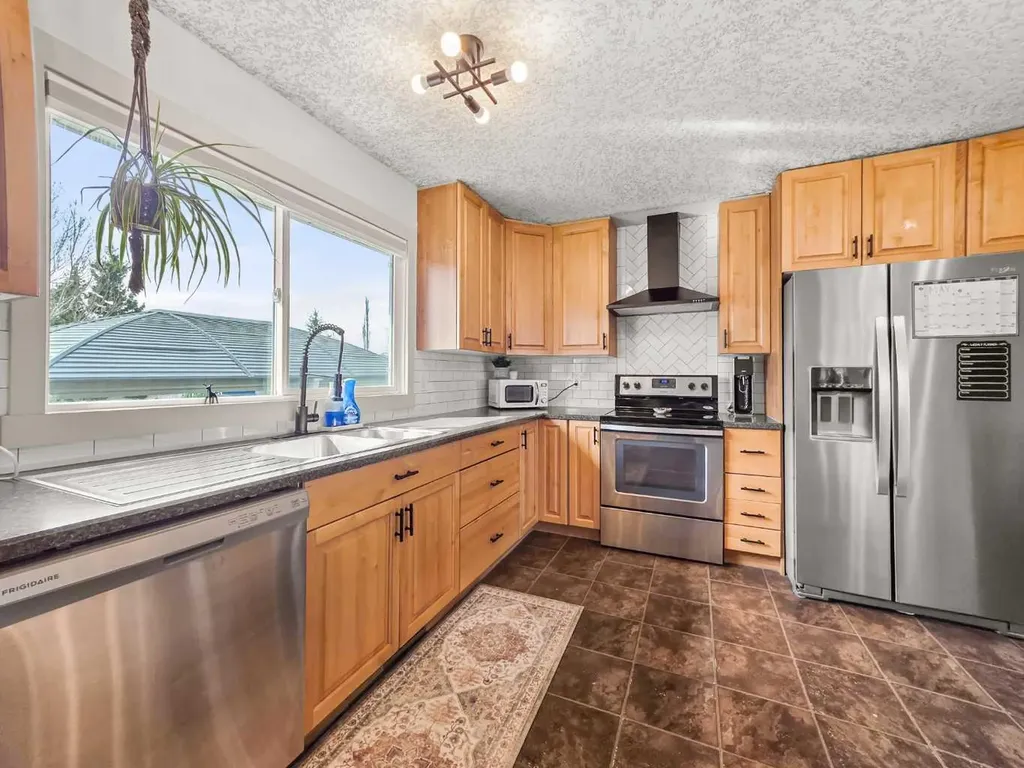 10833 99 Avenue Grande Cache AB T0E0Y0