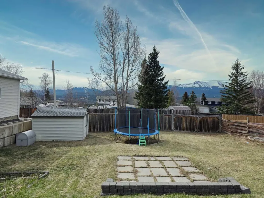 10833 99 Avenue Grande Cache AB T0E0Y0