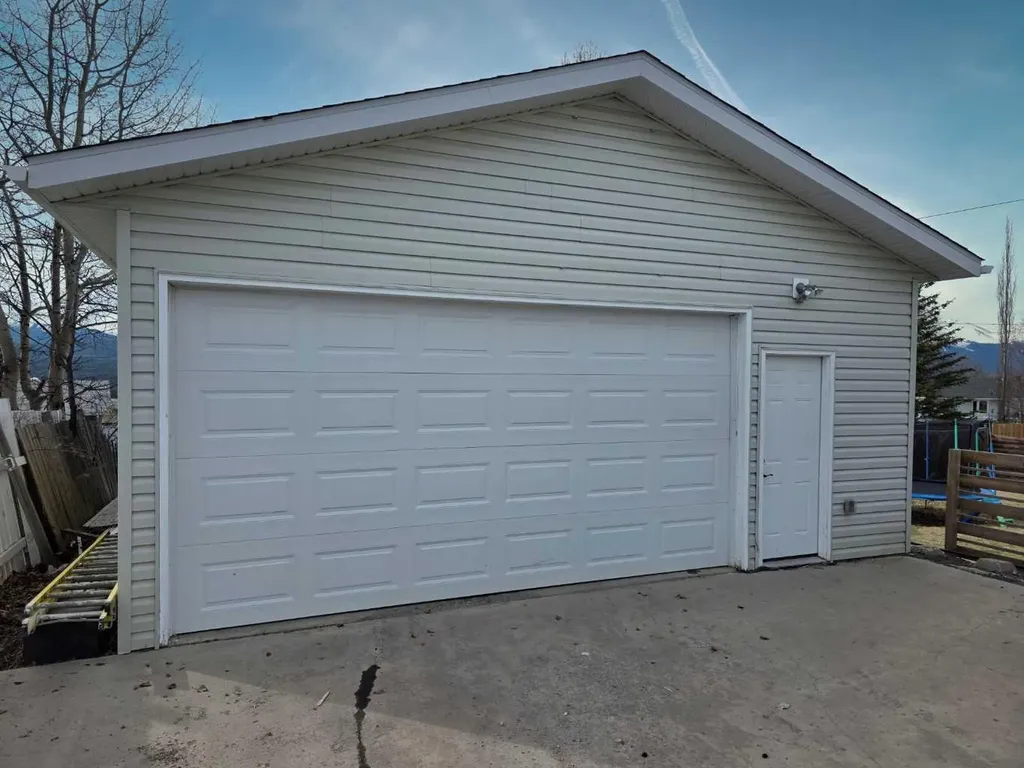 10833 99 Avenue Grande Cache AB T0E0Y0