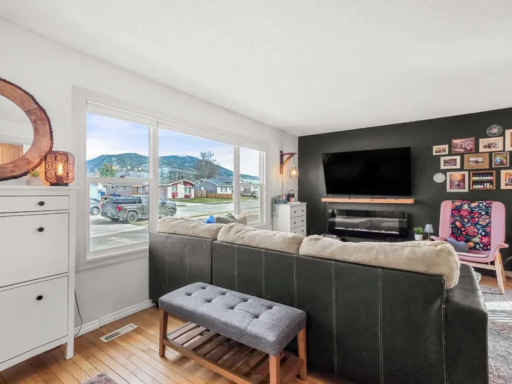 10833 99 Avenue Grande Cache AB T0E0Y0