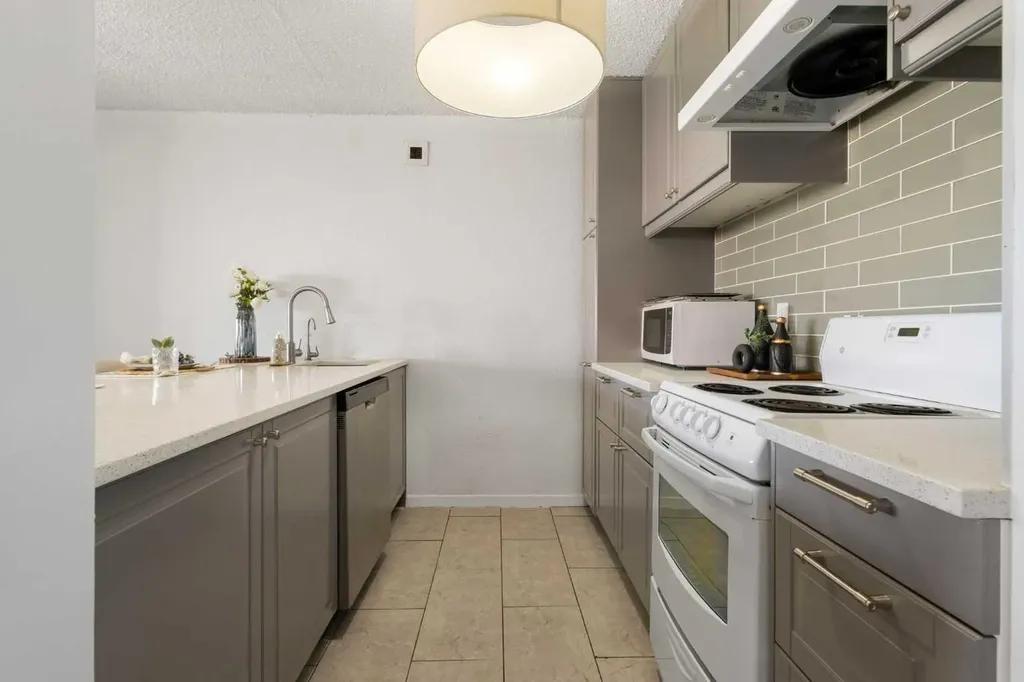 221 6 Avenue SE Calgary AB T2G 4Z9