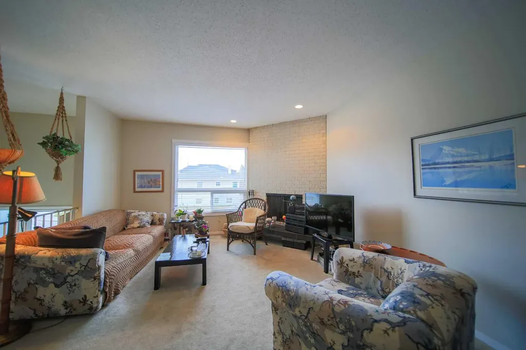 3004 25 Avenue SW Calgary AB T3E0K4