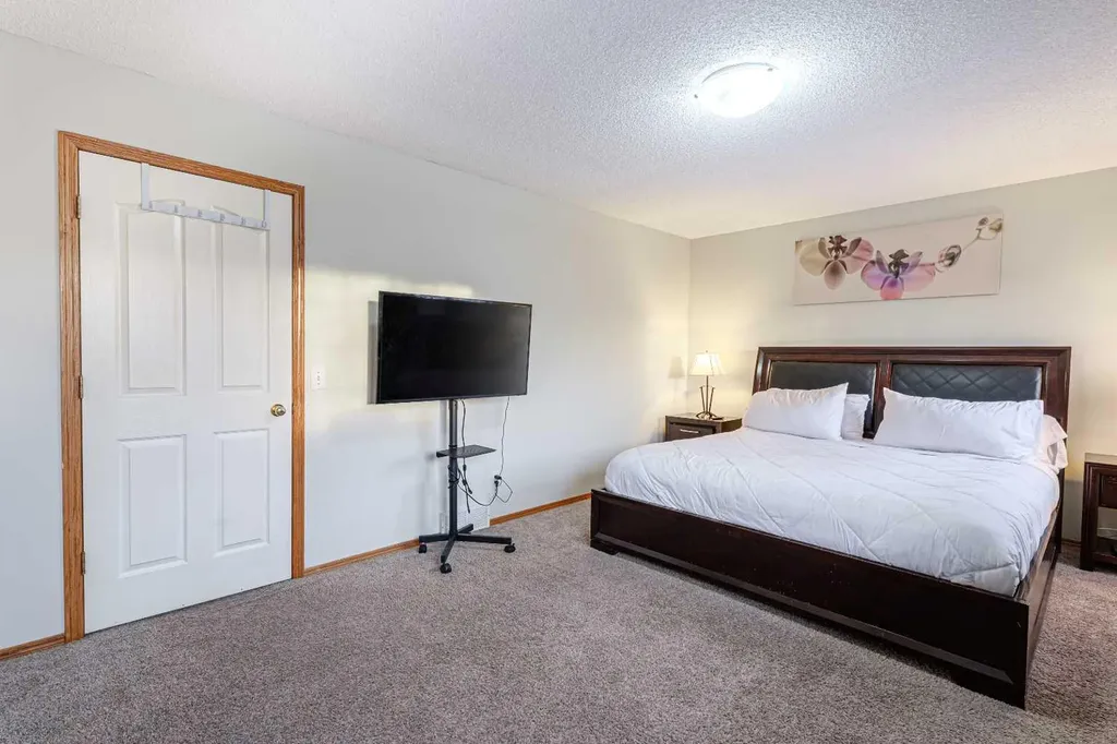 13 Mt Aberdeen Manor SE Calgary AB T2Z3N8