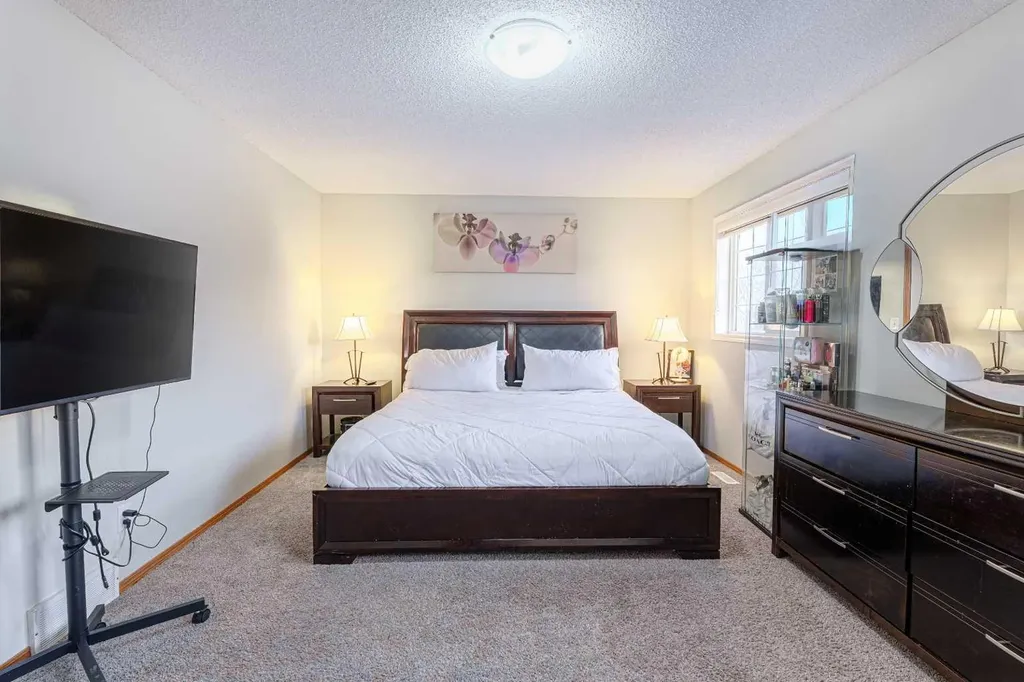 13 Mt Aberdeen Manor SE Calgary AB T2Z3N8