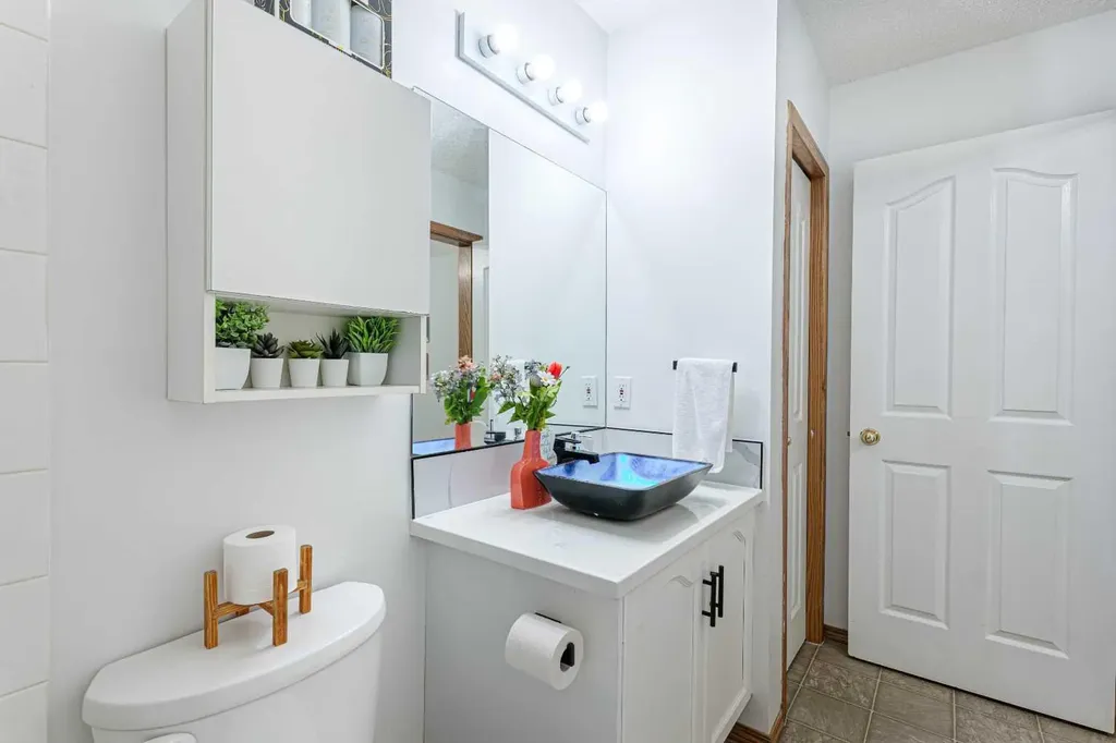 13 Mt Aberdeen Manor SE Calgary AB T2Z3N8