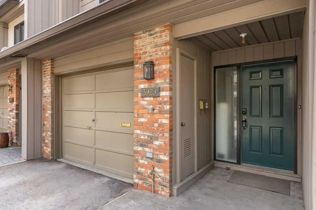 3929 Point Mckay Road NW Calgary AB T3B 4V7