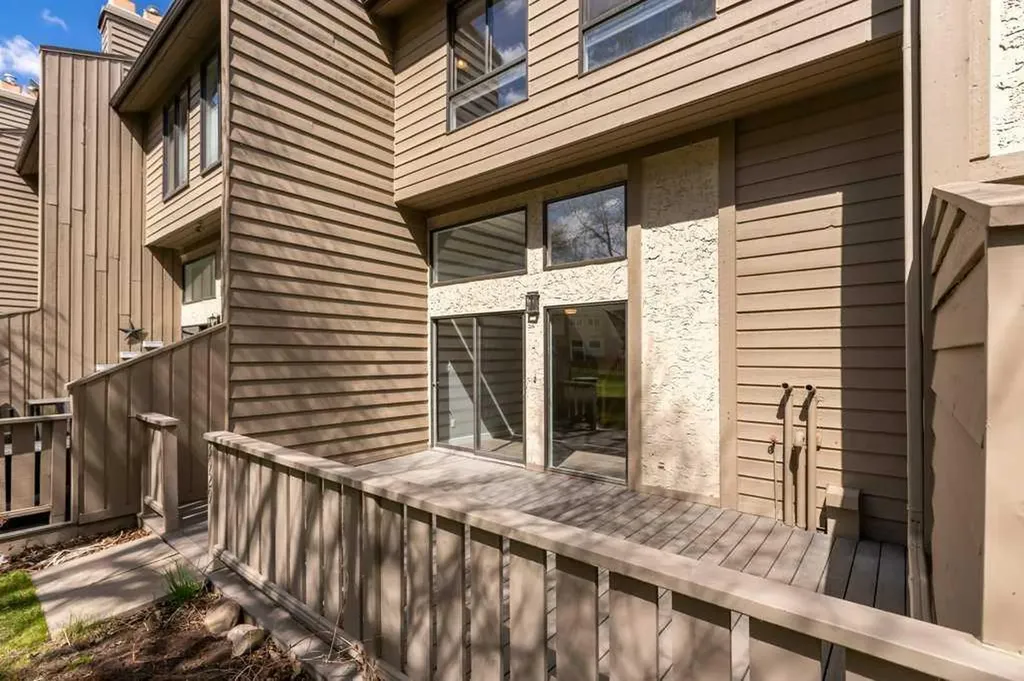 3929 Point Mckay Road NW Calgary AB T3B 4V7