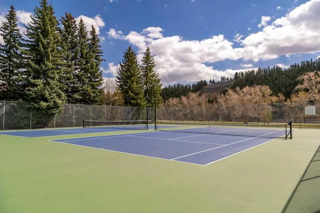 3929 Point Mckay Road NW Calgary AB T3B 4V7