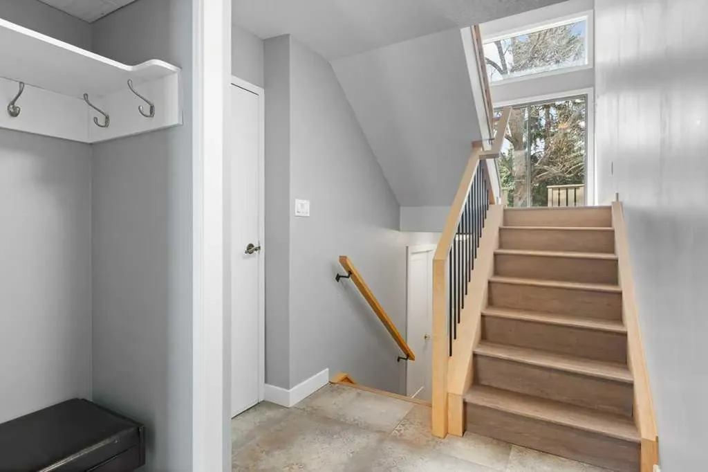 3929 Point Mckay Road NW Calgary AB T3B 4V7
