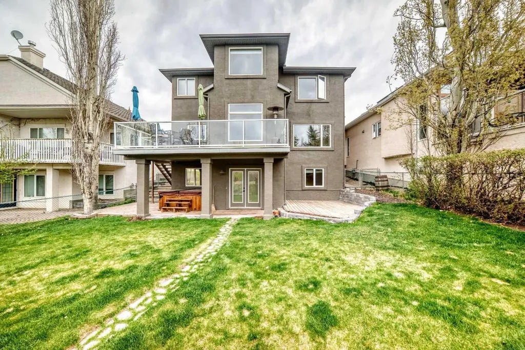 1416 Strathcona Drive SW Calgary AB T3H 4L1