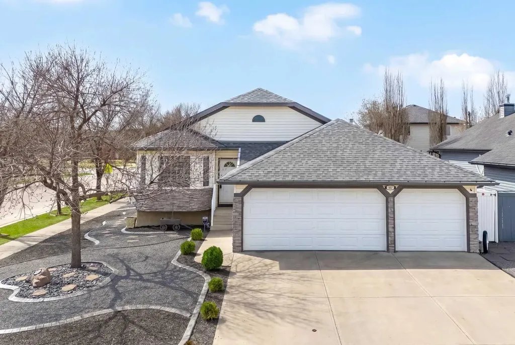 187 West Lakeview Circle Chestermere AB T1X 1H7