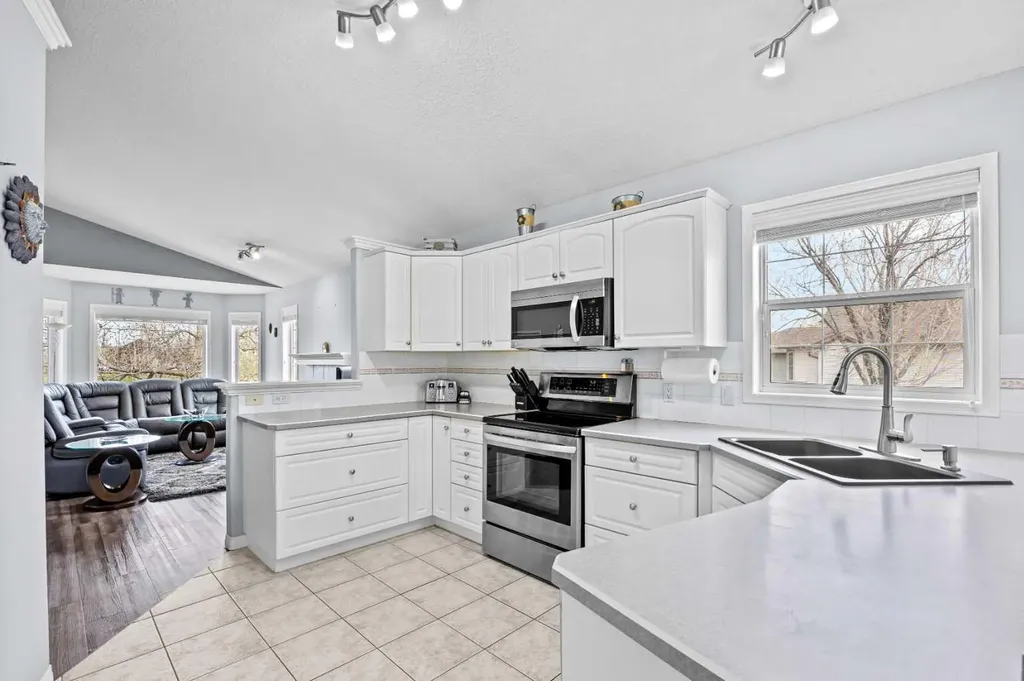 187 West Lakeview Circle Chestermere AB T1X 1H7