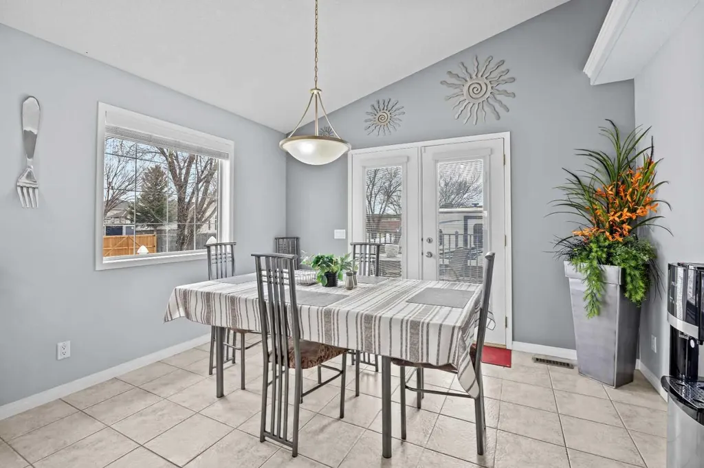 187 West Lakeview Circle Chestermere AB T1X 1H7