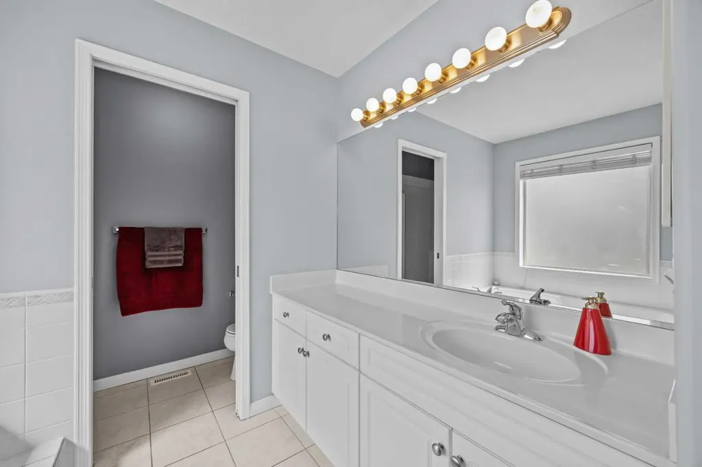 187 West Lakeview Circle Chestermere AB T1X 1H7